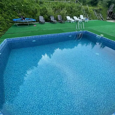 Riviera Lodge *